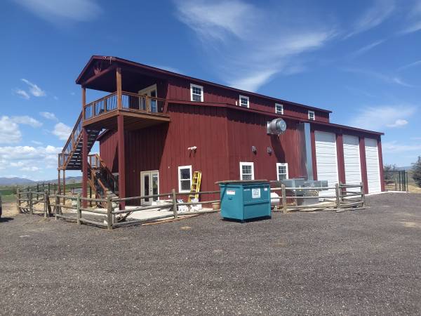 LARGE BARN WITH APARTMENT